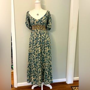 Stunning “Free People “ brand prairie style puffy sleeved ruffled maxi dress!